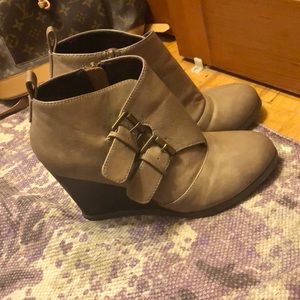 Wedge heeled booted